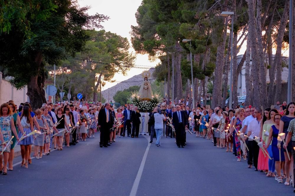 Centenares de vecinos arroparon a la Virgen en su