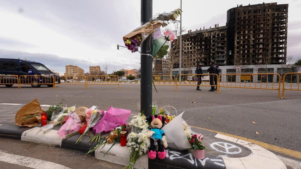 Ramo en recuerdo de las víctimas, con el edificio al fondo