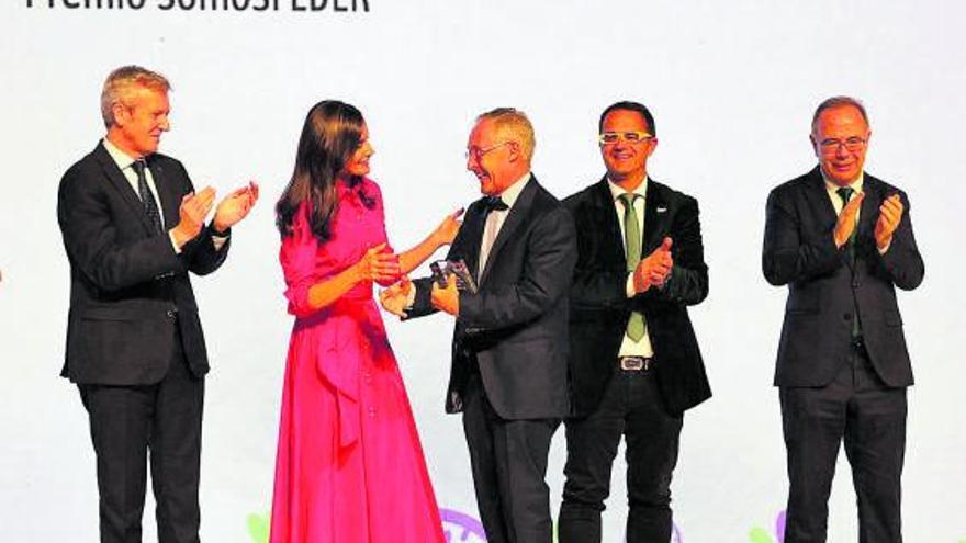 Ángel Carracedo recibe el premio de Feder de manos de la reina Letizia, en presencia (de izquierda a derecha) de Alfonso Rueda, Juan Carrión y Xosé Sánchez Bugallo. |   // XOÁN ÁLVAREZ