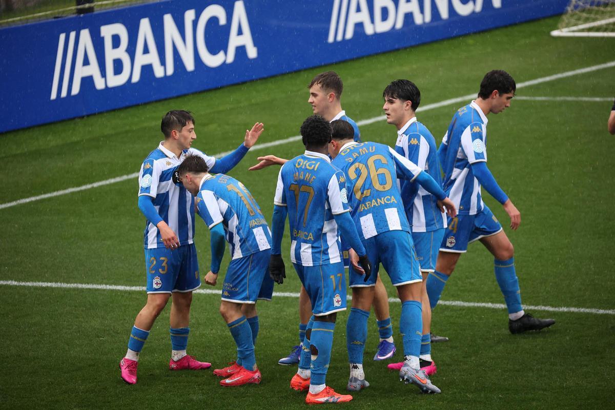 Los jugadores del Fabril celebran un gol esta temporada en Abegondo.