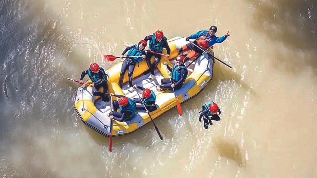 Práctica de 'rafting' de los campamenos de verano Alúa en Benamejí e Iznájar.