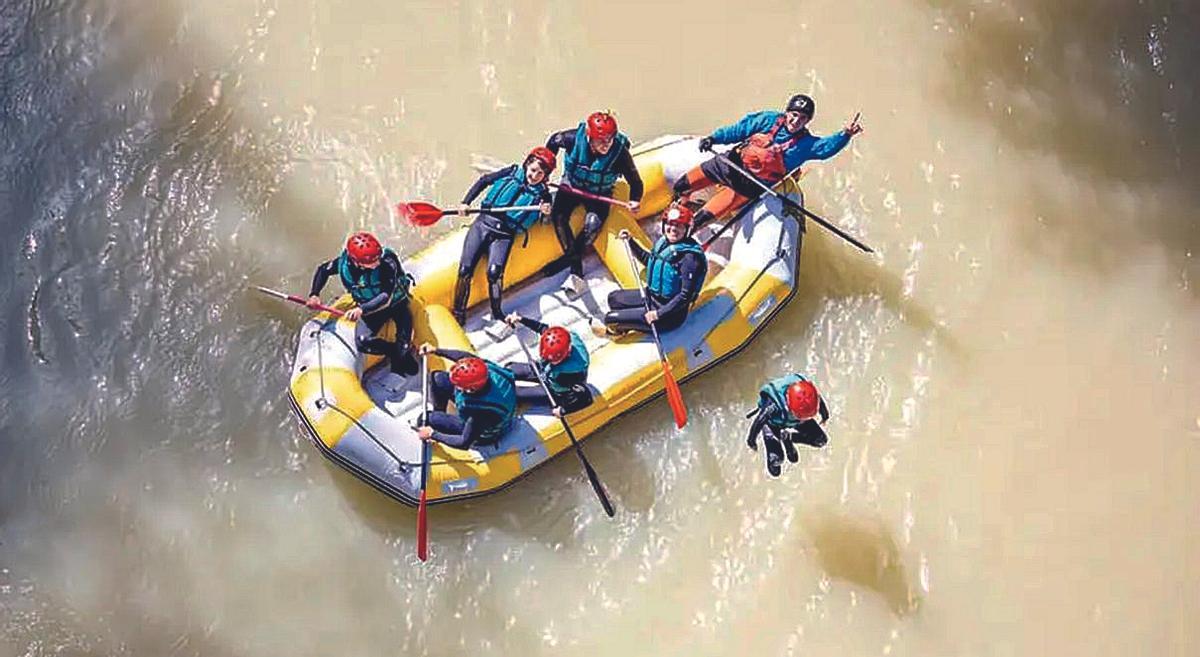 Práctica de 'rafting' de los campamenos de verano Alúa en Benamejí e Iznájar.