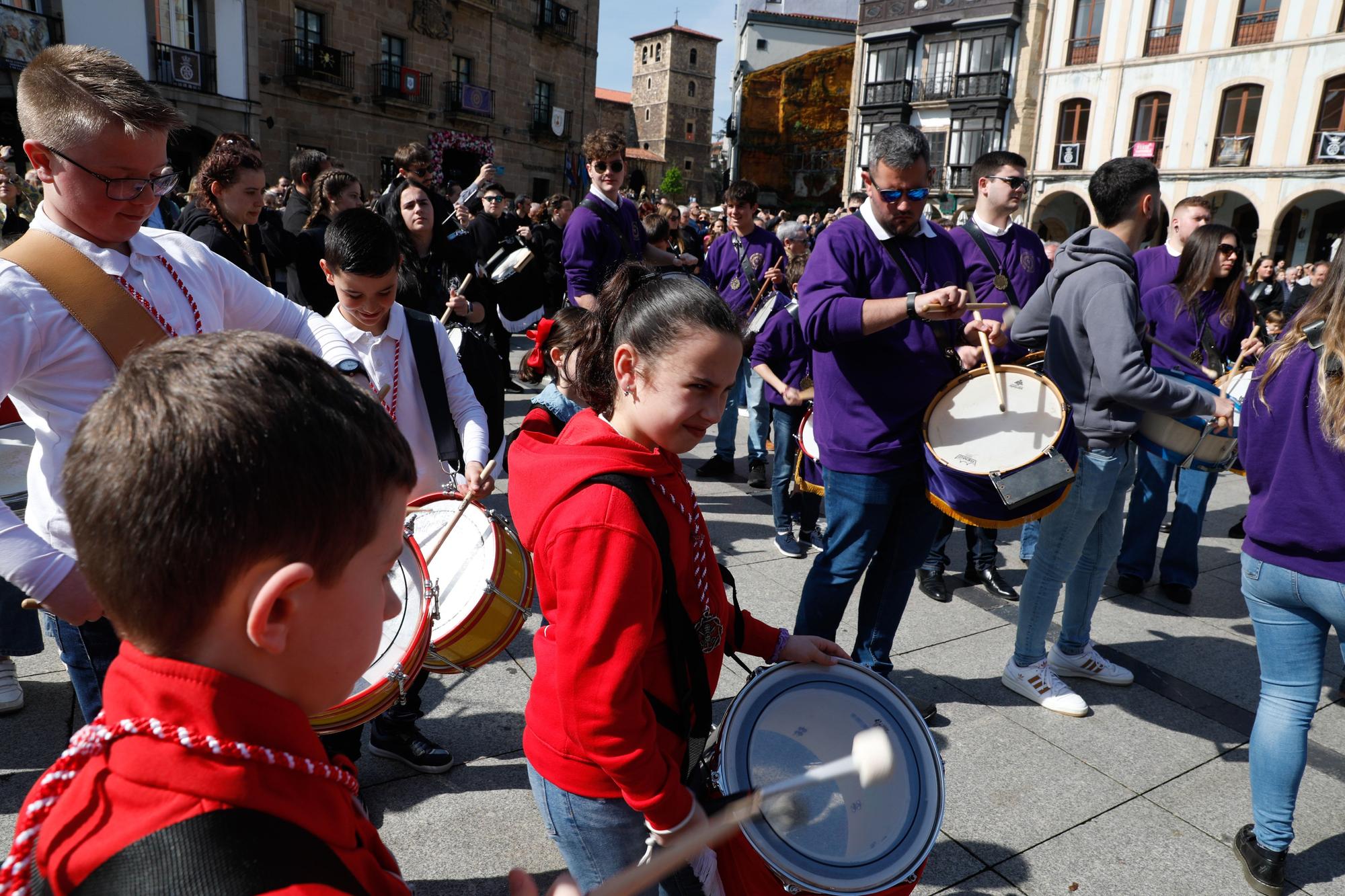 EN IMÁGENES: La tamborrada del Viernes Santo en Avilés