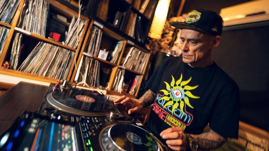 El discjòquei Buenri, figura destacada i referent de la música màquina al seu estudi.