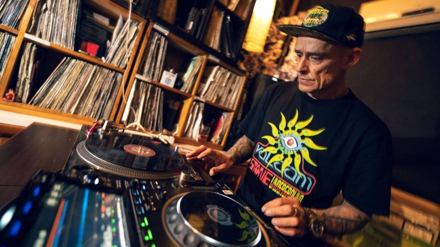 Buenri, figura destacada i referent de la música màquina al seu estudi.