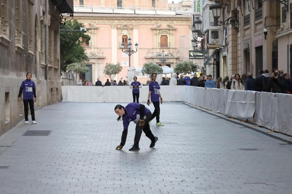 Els carrers adjacents a la plaça Manises es van convertir en canxes de raspall.