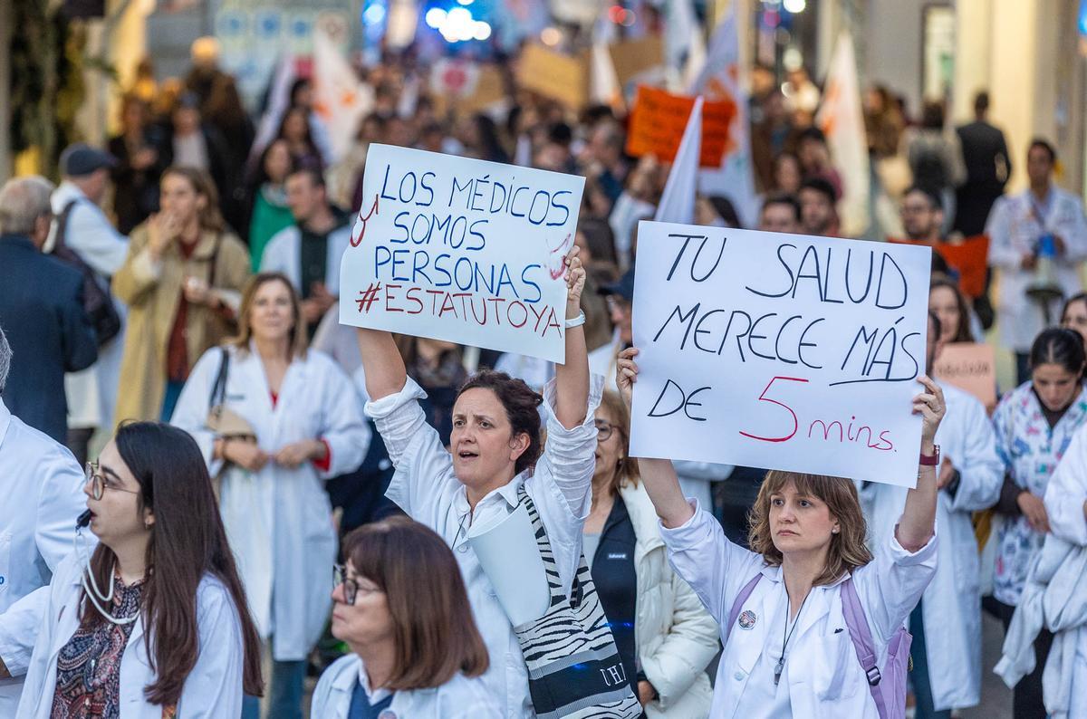 Los médicos toman el centro de Alicante Los médicos toman el centro de Alicante