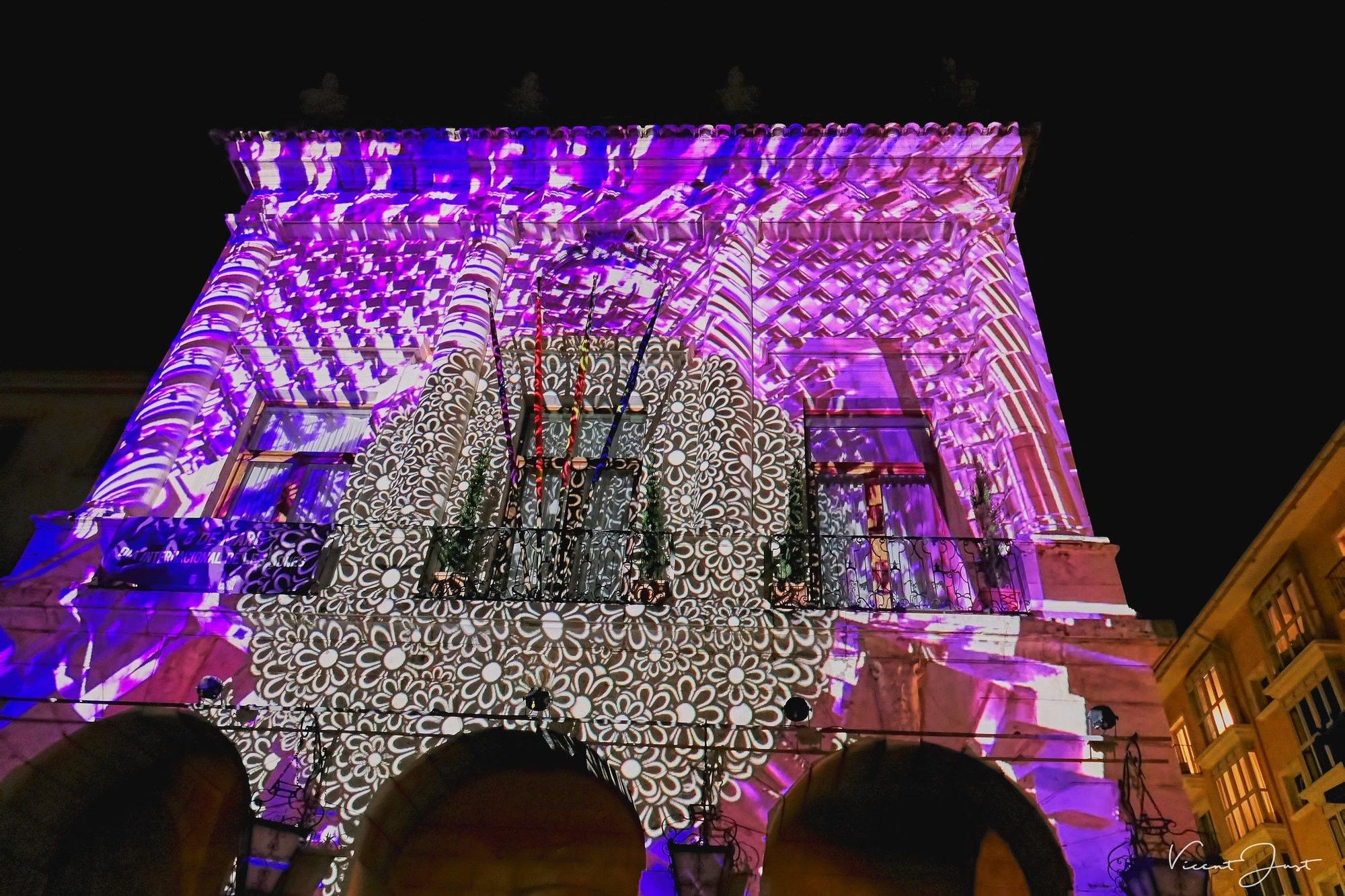 El espectacular videomaping en la fachada del Ayuntamiento de Gandia por el Dia de la Dona