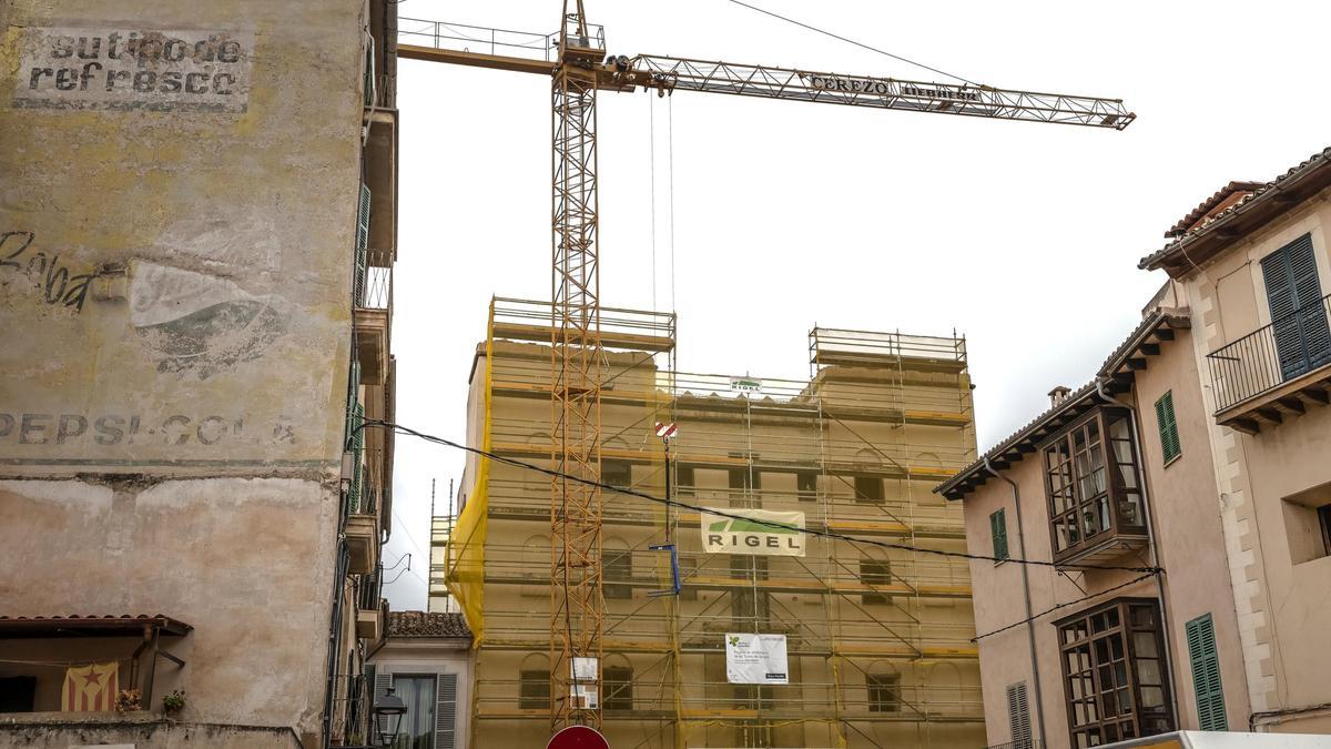 Derriban las almenas ‘postizas’ de las Torres del Temple de Palma para que las originales vuelvan a ser visibles