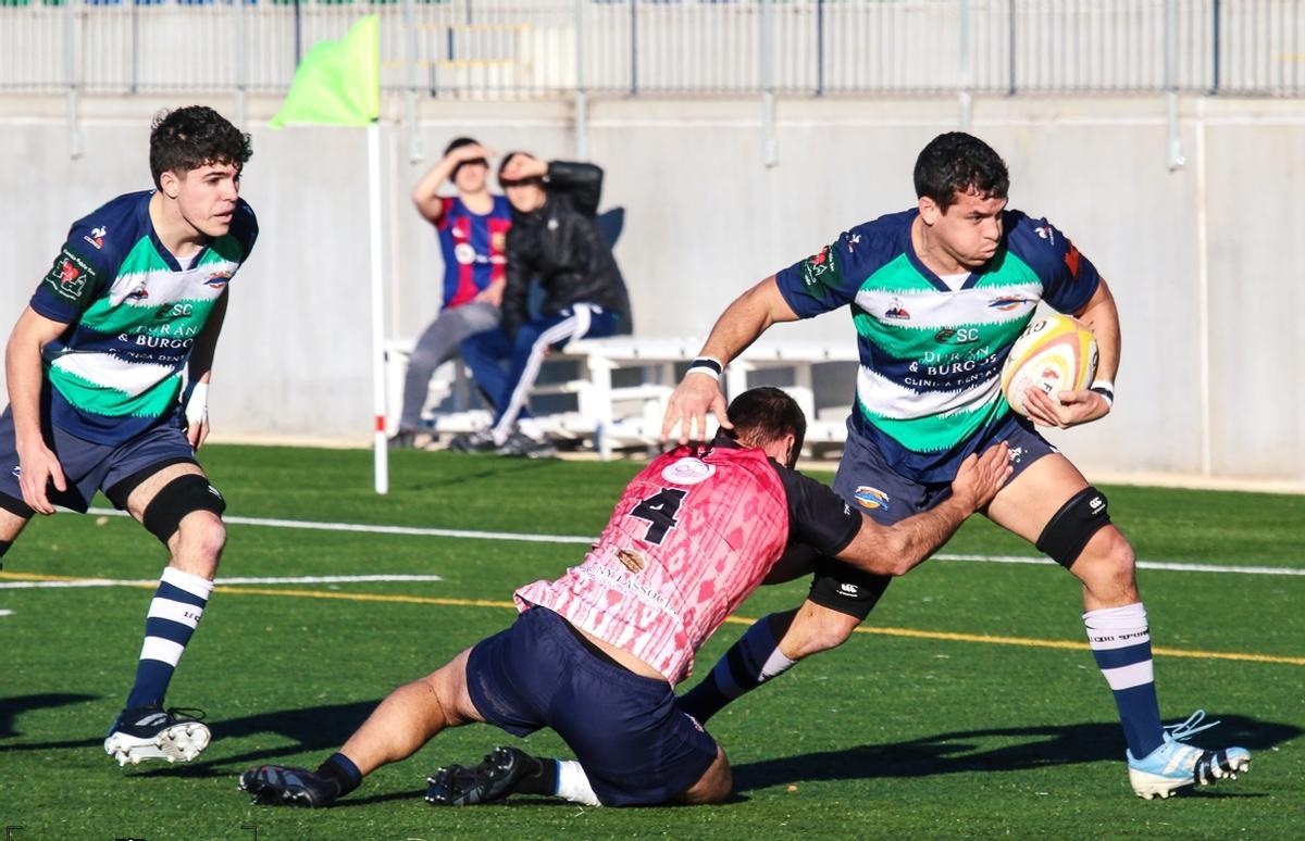 Jaume Andreu, del Palma Rugby Unión, se escapa del intento de placaje de un jugador del BUC.