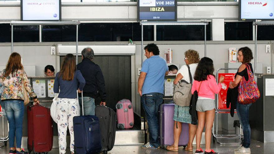 Pasajeros facturando sus maletas para el primer avión a Ibiza desde Vigo estrenado ayer.  // Jesús de Arcos