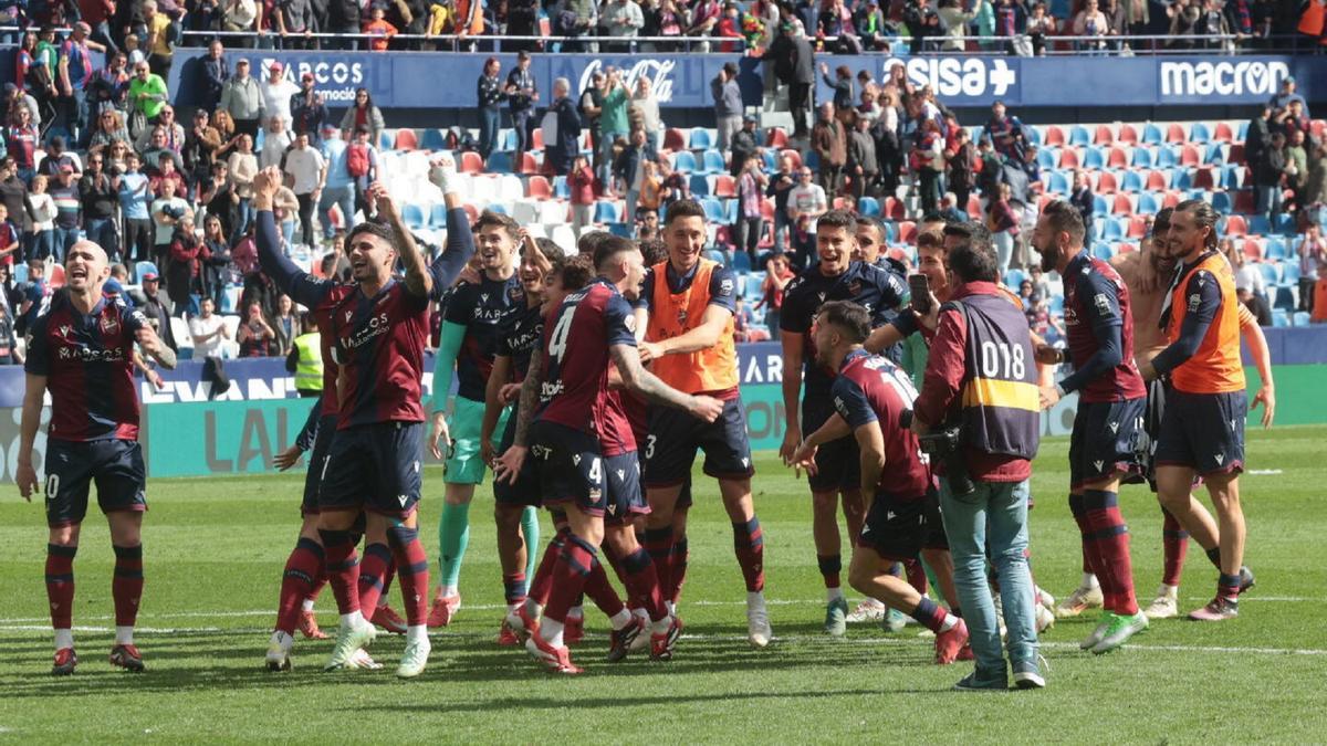 Los jugadores del Levante UD festejan la victoria ante el Castellón en el Ciutat de València.