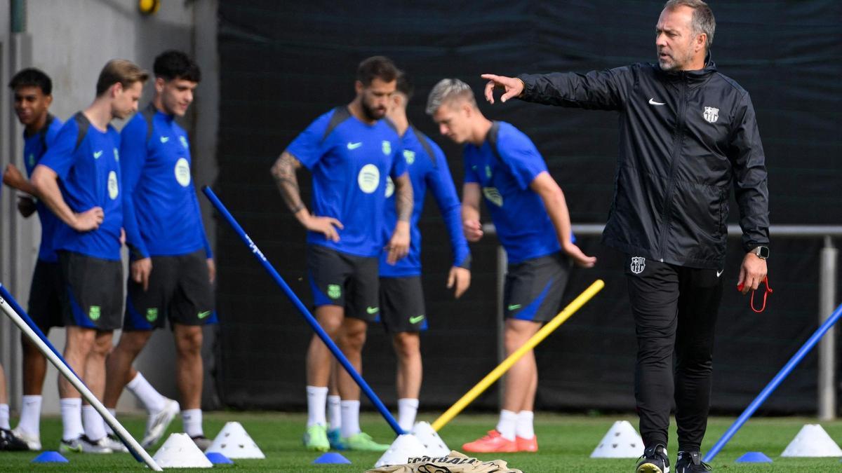 Flick, en el último entrenamiento del Barça previo al duelo europeo contra el Bayern Múnich en Montjuïc. Flick, en el último entrenamiento del Barça previo al duelo europeo contra el Bayern Múnich en Montjuïc.