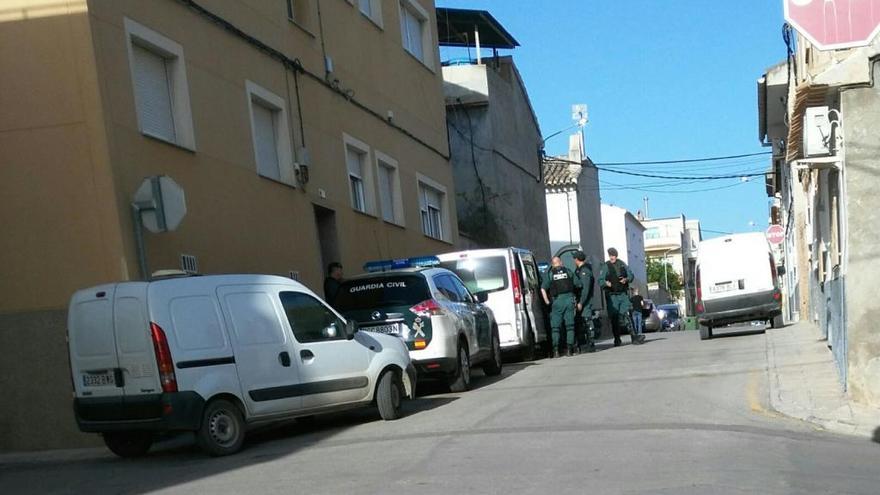 Agentes de la Guardia Civil en un momento  de la redada de esta mañana.