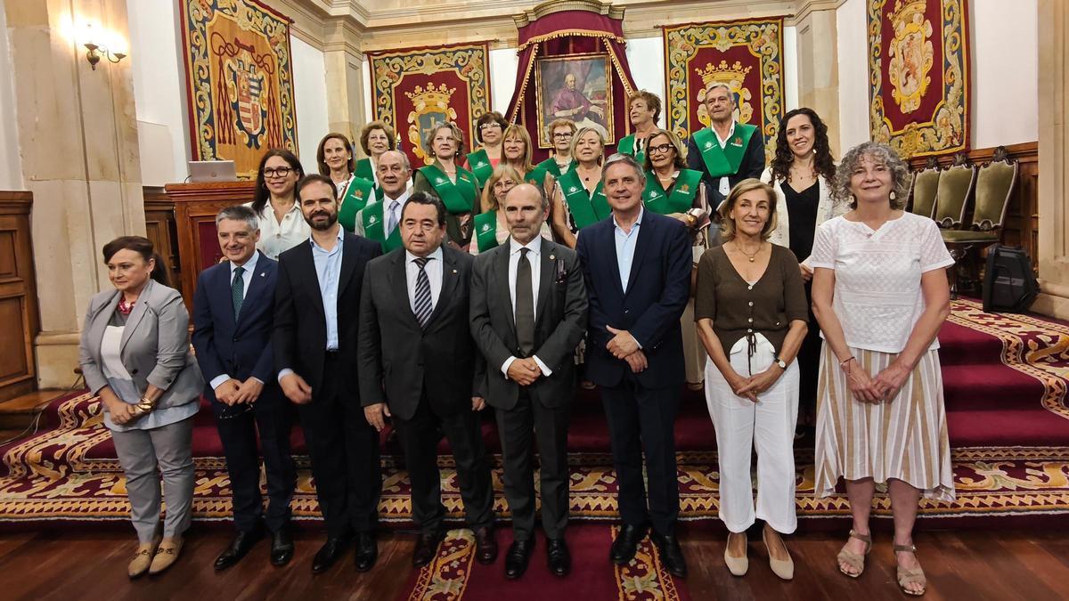 Imagen de los alumnos, junto a los profesores y autoridades