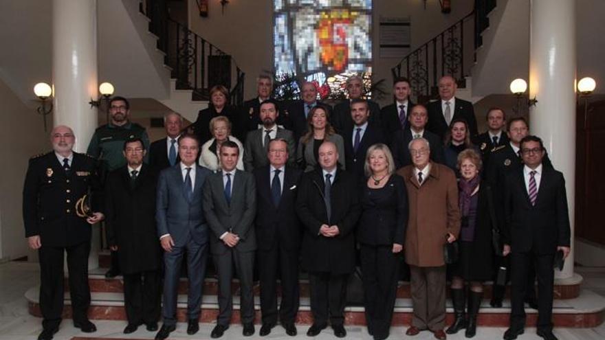 El alcalde de Marbella, José Bernal, con los delegados del cuerpo consular con representación en la ciudad, y miembros de las fuerzas de seguridad.