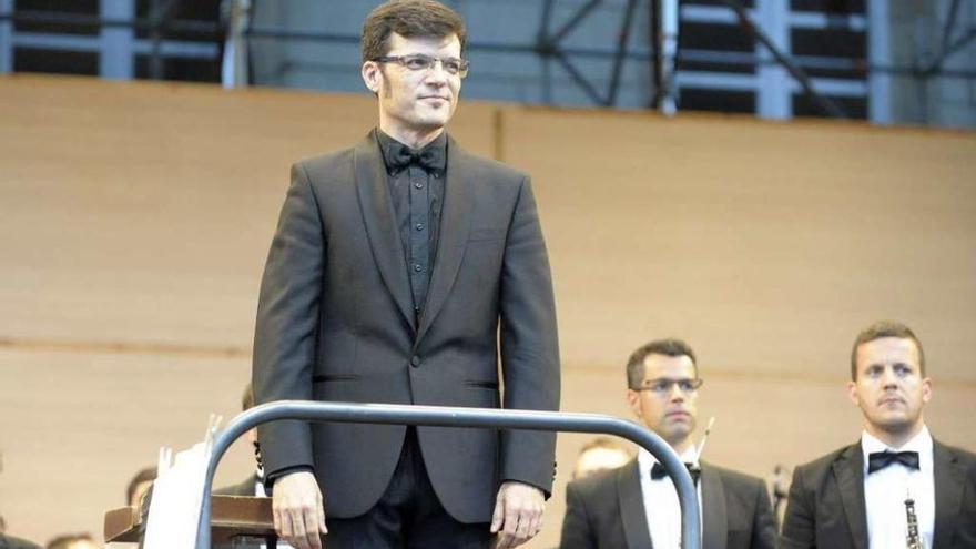 Valero-Castells, durante su último concierto como director de la Banda Municipal, en María Pita.