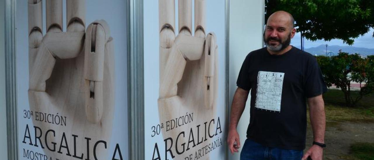 Marcelo Scapinachis,delante de uno de los carteles publicitarios de Argálica.