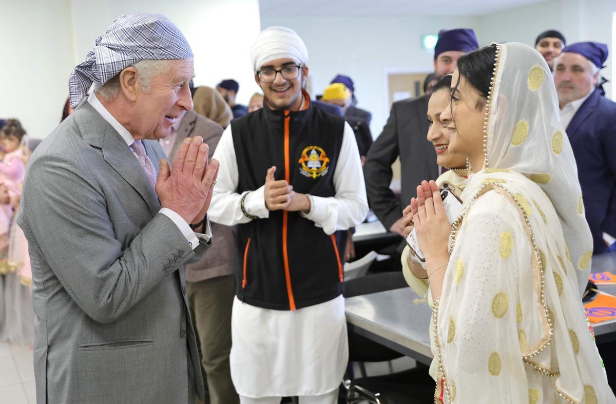 El Rey Carlos III visita el Guru Nanak Gurdwara Luton, donde se brinda enseñanza y práctica religiosa sij para todos los miembros de la comunidad y proporciona servicios sociales voluntarios para los ancianos, jóvenes y otros grupos de la comunidad.
