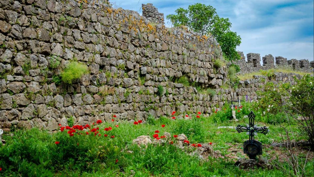 Imagen de parte de la muralla, en el cementerio del castillo de Santibáñez el Alto.