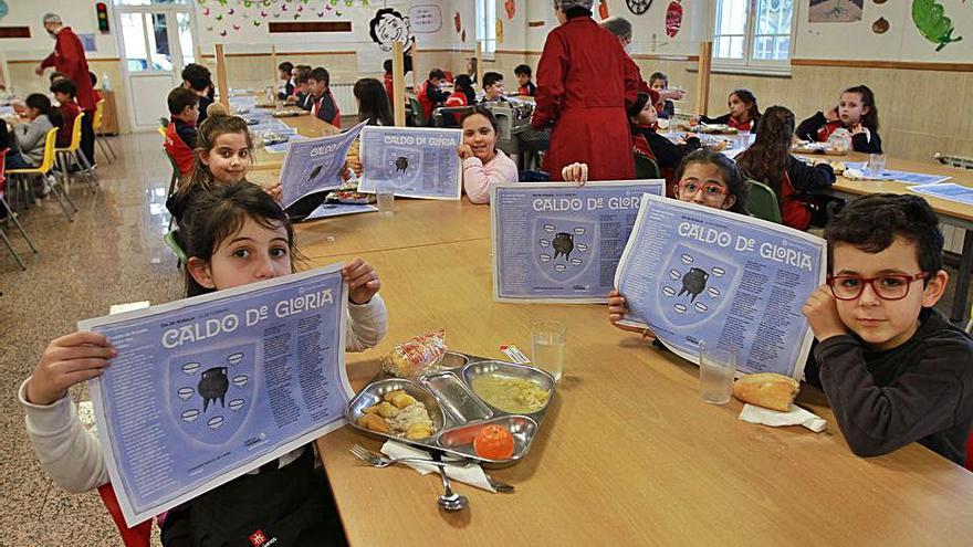 Los escolares pudieron leer el poema durante la comida. |   // IÑAKI OSORIO