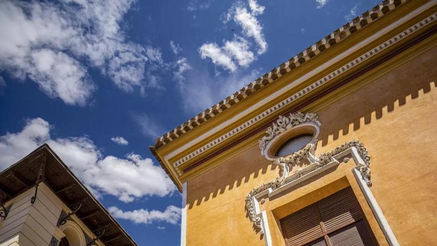 Parece la Toscana, pero es la Región de Murcia: el precioso pueblo medieval de casitas de colores, castillo del siglo XVI y baños termales ideal para este puente de mayo