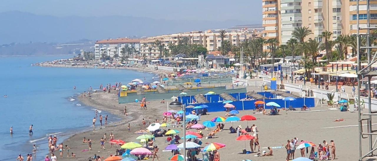 Cientos de bañistas abarrotaban este pasado lunes la playa torroxeña de Ferrara, una de las más visitadas de la zona más oriental de la comarca de la Axarquía.
