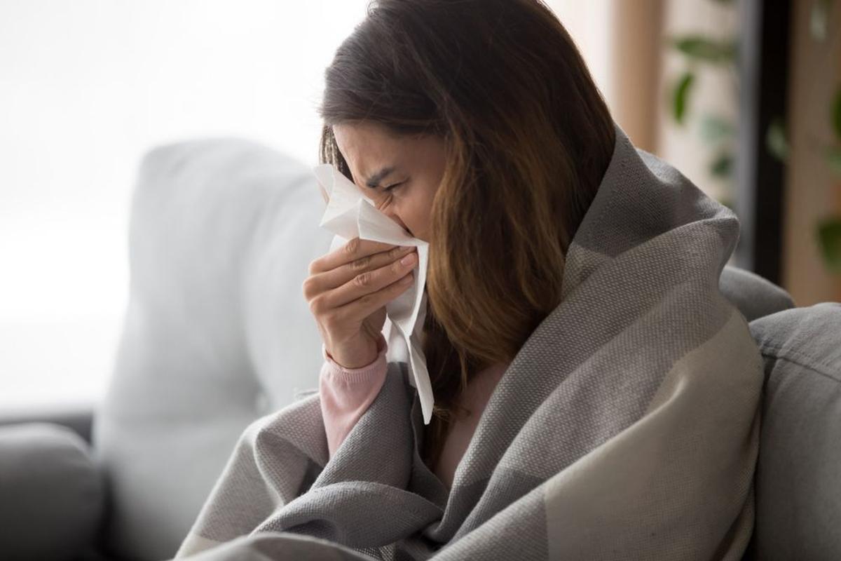 Una joven enferma de gripe.