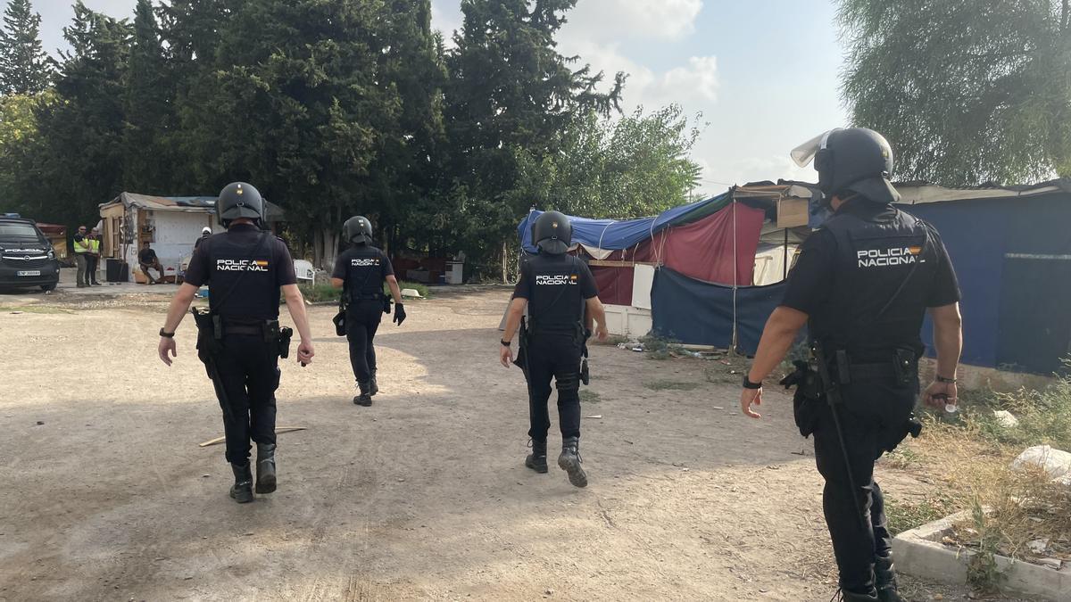 Policías nacionales en el poblado chabolista.