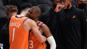 Booker se abraza a Chris Paul al final del partido ante la mirada del técnico Monty Williams