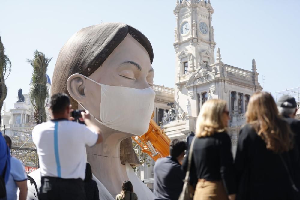 Coronavirus en Valencia | Colocan una mascarilla a la figura de la falla municipal