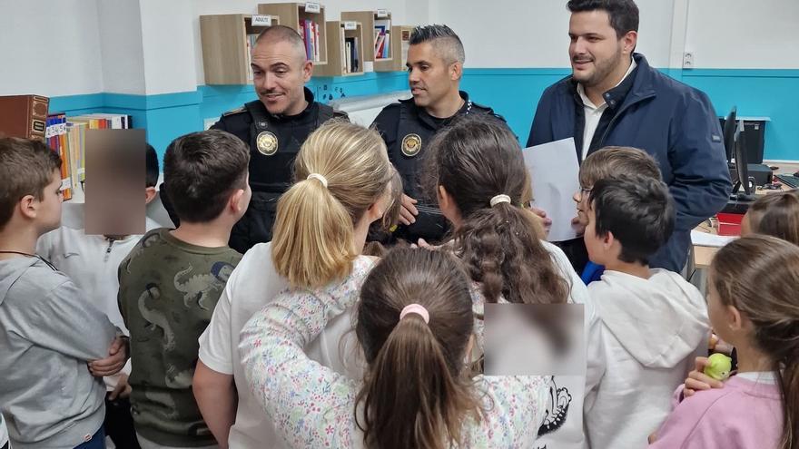 La policía local de Albal enseña a los niños y niñas a hacer un buen uso de los petardos