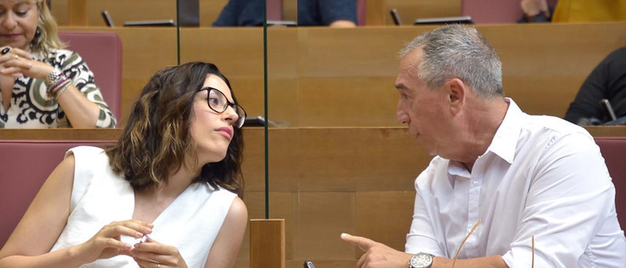 La vicepresidenta Aitana Mas junto a Joan Baldoví en las Corts.