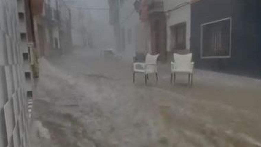 La lluvia torrencial en Tírig arrastra sillas y coches por las calles