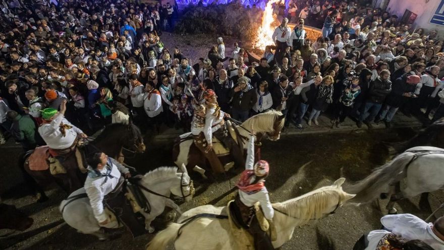 Pela vuelve a gritar bien alto «¡Qué viva San Antón!»