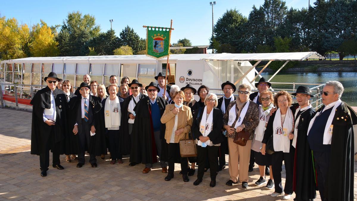 Participantes en la visita cultural posan junto al barco momentos antes de iniciar el paseo