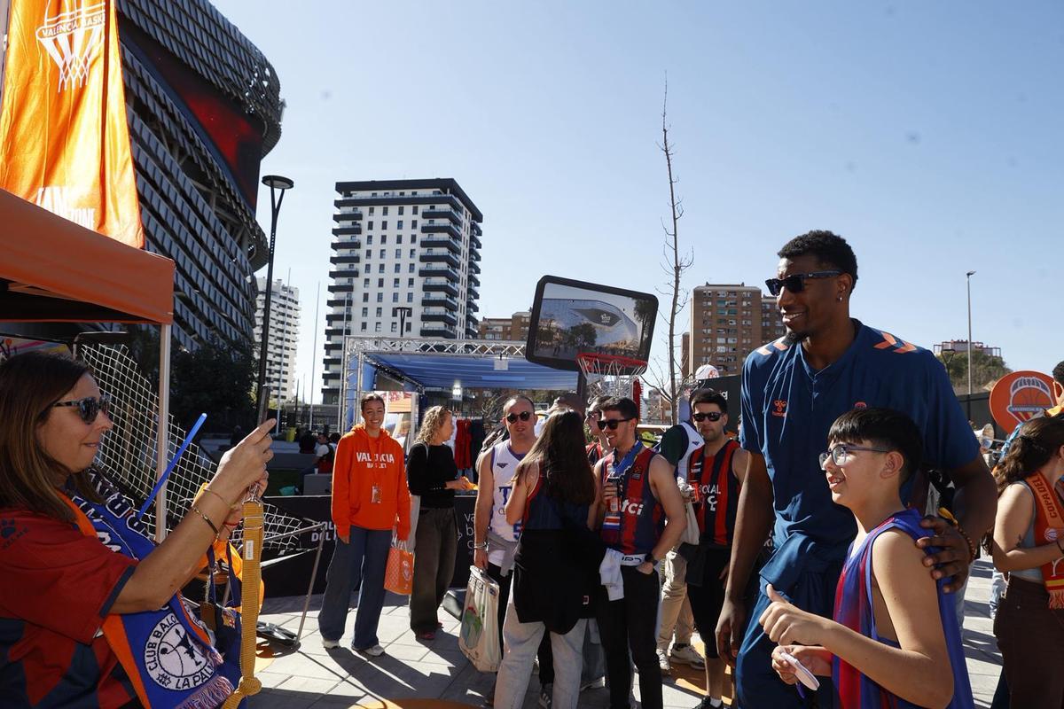 Algunos jugadores del Valencia Basket se pasan por la Fan Zone taronja