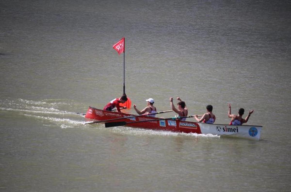 El batel de la tripulación juvenil de Bueu ganó en la final B en el Campeonato de España de bateles en Castro Urdiales.