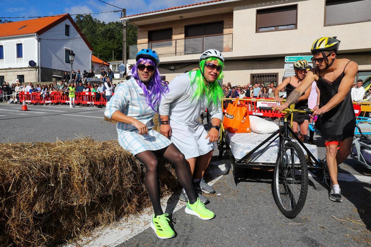 "Os Rompecolchóns 2.0" se impone en una carrera de camas de Meaño que deja espectaculares imágenes