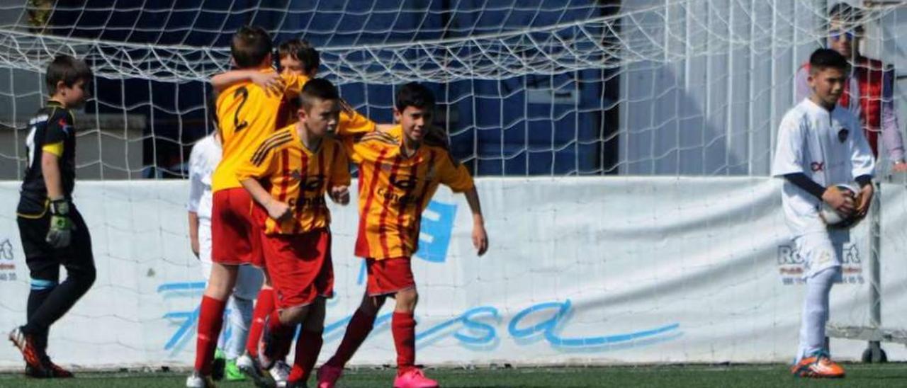 La fase previa del Arousa Fútbol 7 arrancó ayer en el césped del Manuel Jiménez. // Iñaki Abella