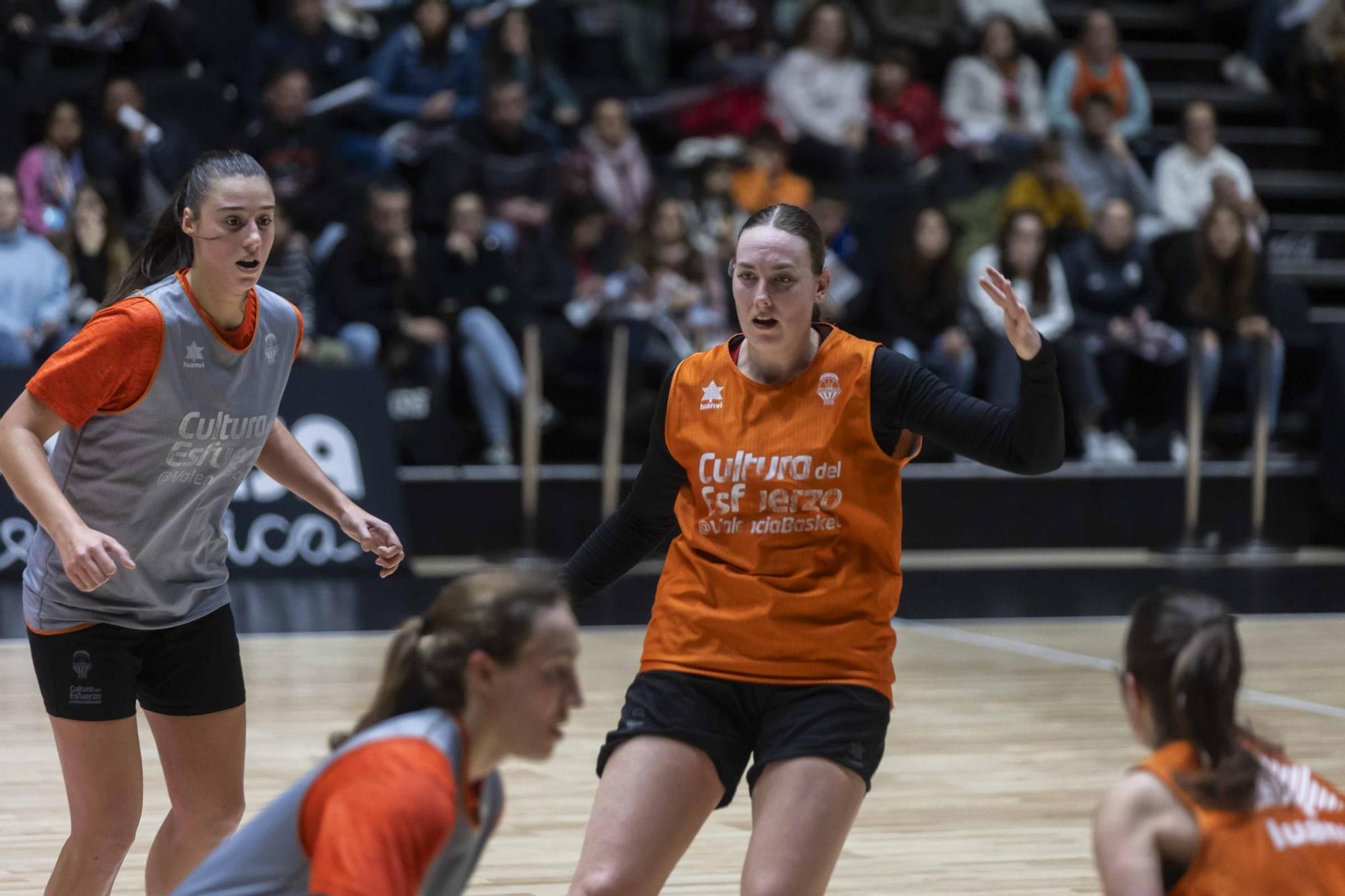 Entrenamiento abierto con la afición de Valencia Basket