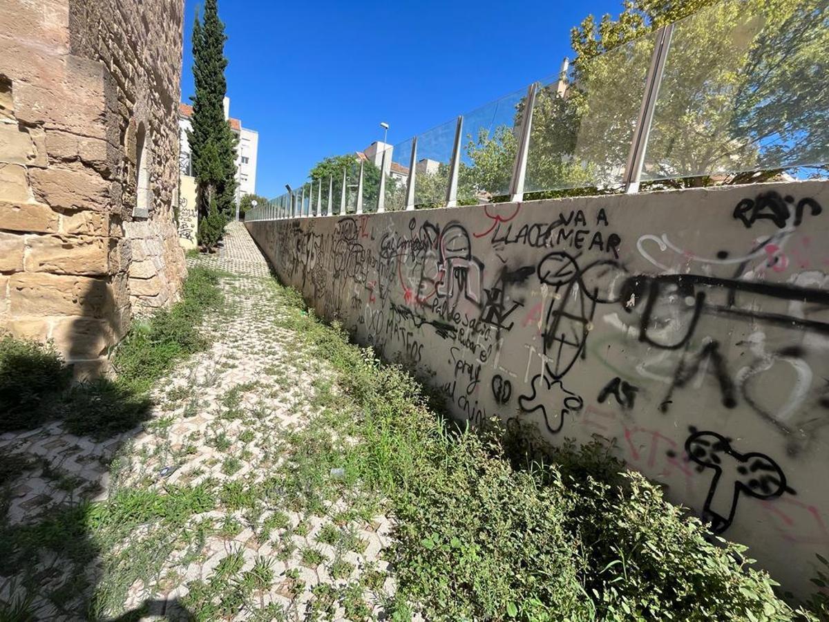 Inmediaciondes de la Torre Ferrer con los muros grafiteados