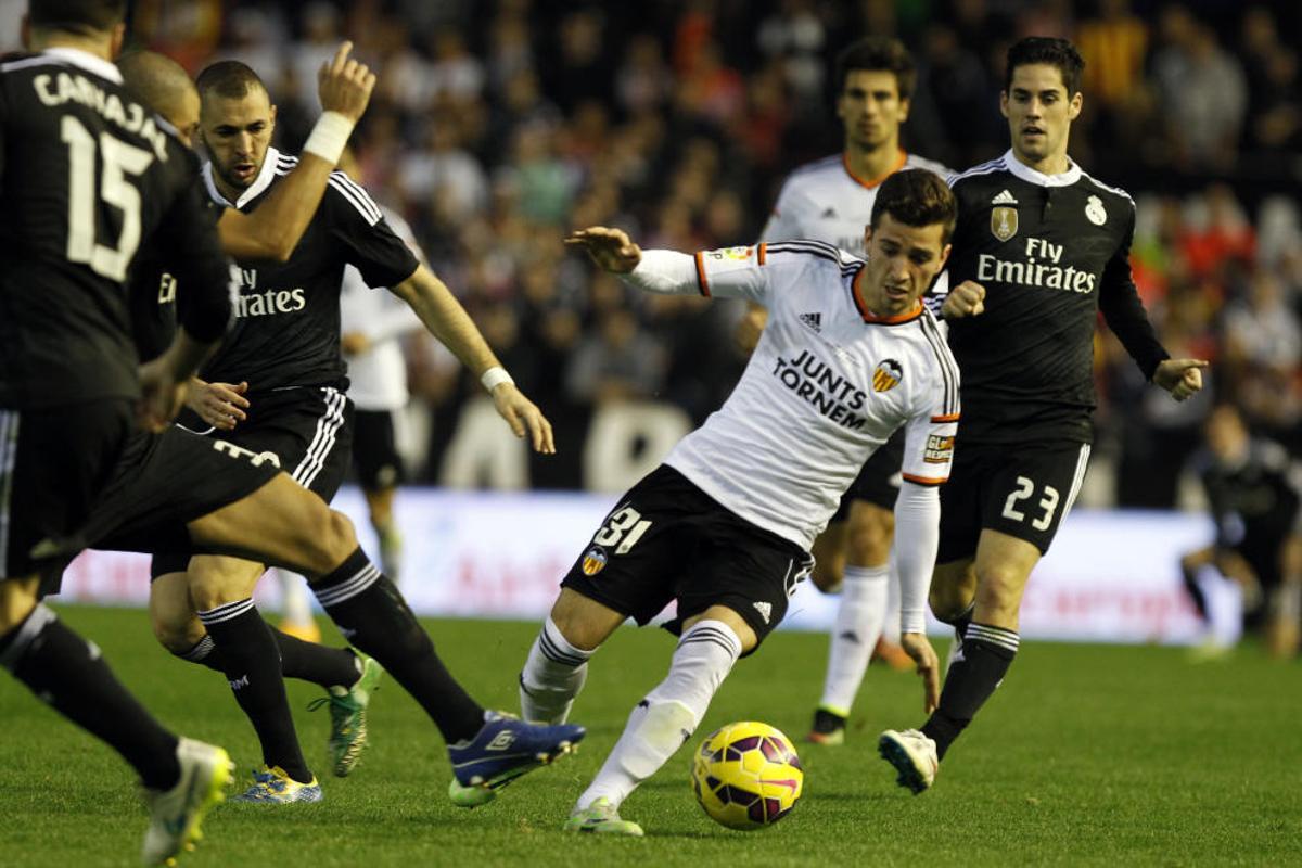 Gayà se zafa de varios jugadores madridistas.