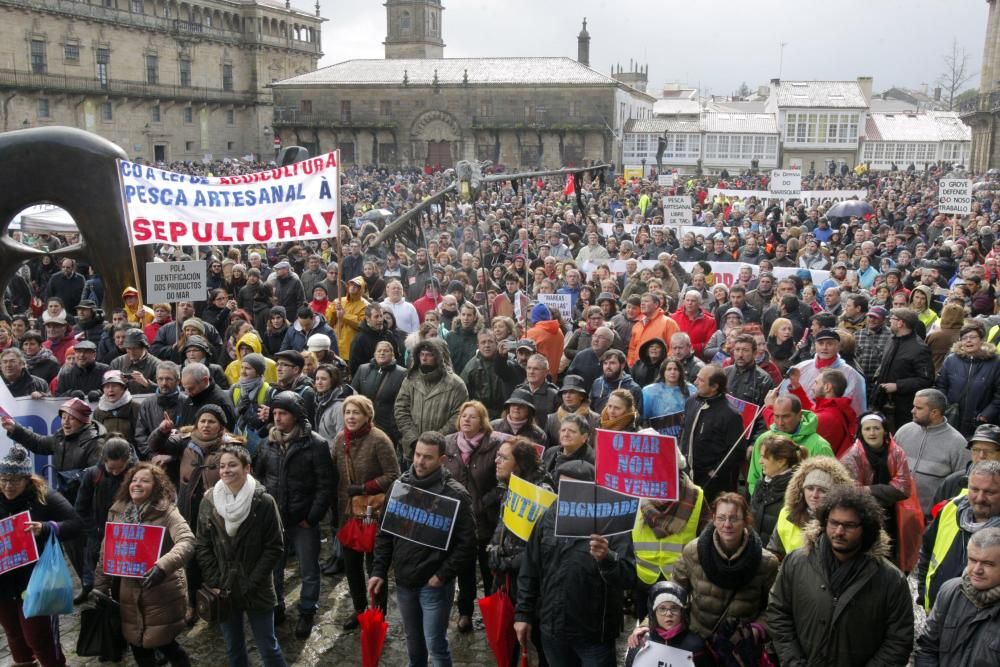 Miles de marineros protestan en Galicia para defen