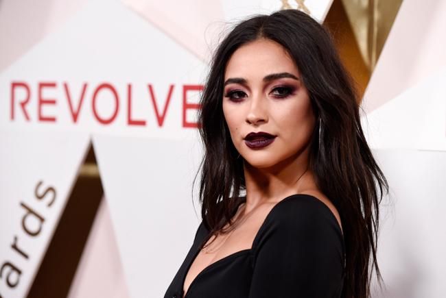 La actriz Shay Mitchell en los Revolve Awards 2017