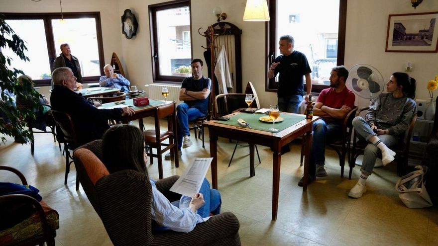 Granja se dirige a los presentes, ayer, en la asamblea del Casino de Lalín. | Bernabé