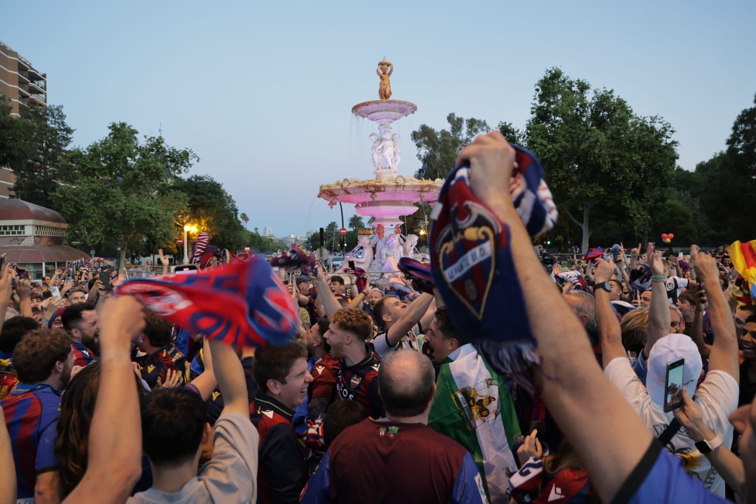 La afición del Levante UD festeja el ascenso en la fuente de Las Cuatro Estaciones