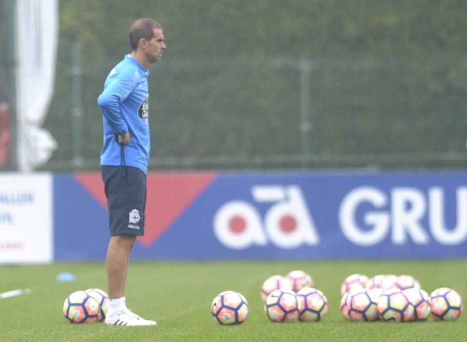 Los de Gaizka Garitano preparan el encuentro en Riazor con las bajas de Joselu y Carles Gil.