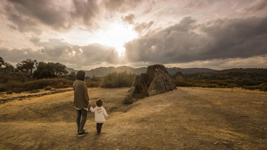 Valencia de Alcántara presenta el Monumento Natural de La Data y la señalización de sus dólmenes