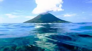 La NASA observa un fenómeno insólito desde el espacio: un volcán submarino podría estar creando una nueva isla